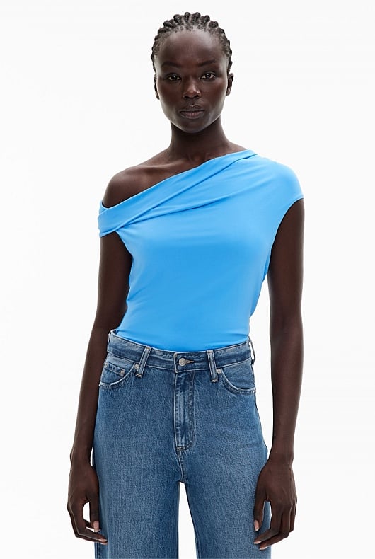 Asymmetric Twist Top